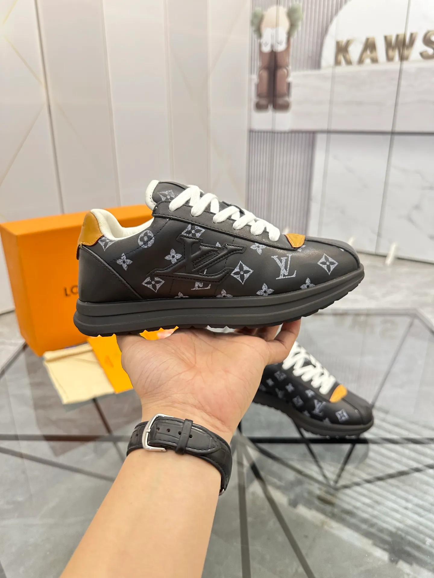 Men's shoes: 💰P700¥ Top quality Product trademark: LV* "Louis Vuitton*" low-top casual shoes Regular size: 35-45 (can be customized to 46) Couple style Product materials: Imported cowhide upper, breathable lining, original outsole. Number: two